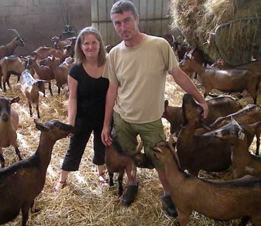 Vos éleveurs de Chèvres de la C'lait des champs à Savigné (86), au milieu de leurs animaux
